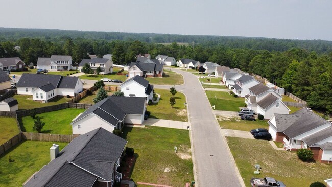 Building Photo - 4 Bedrooms in Sought After Neighborhood & ...