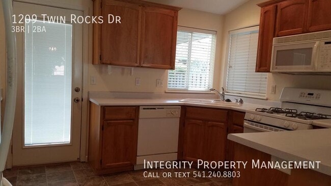Building Photo - 1209 Twin Rocks Dr