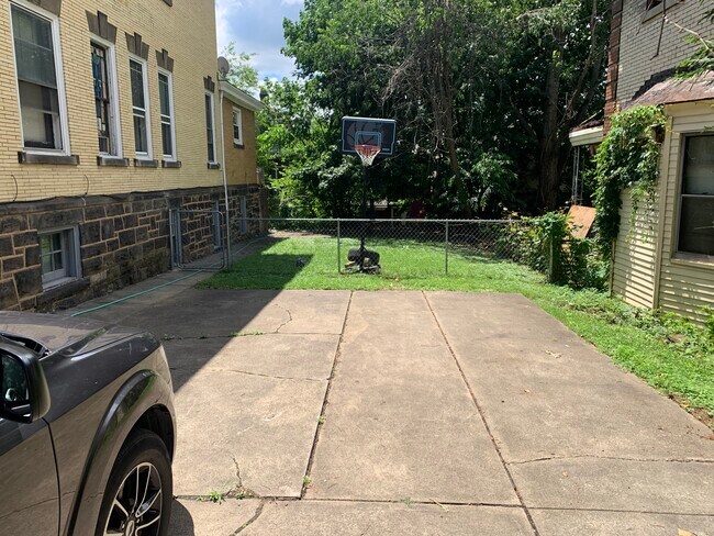 Building Photo - 418 Edgemont St