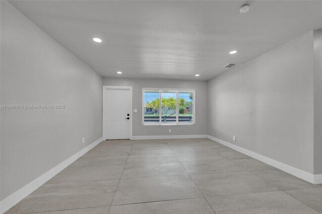Building Photo - 2224 Plunkett St