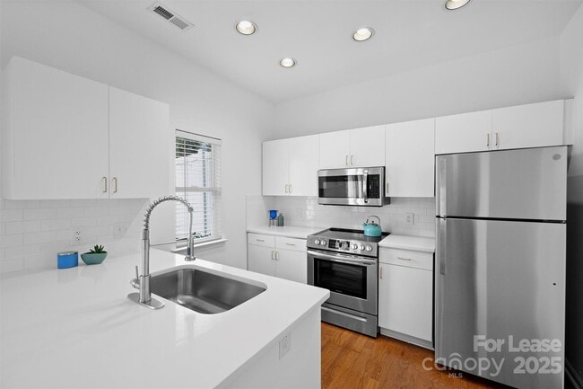 Building Photo - 2252 Vision Dr