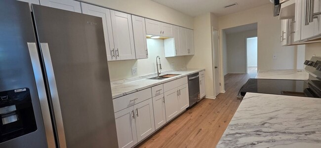 Building Photo - Large 4 Bedroom Located in Arlington!