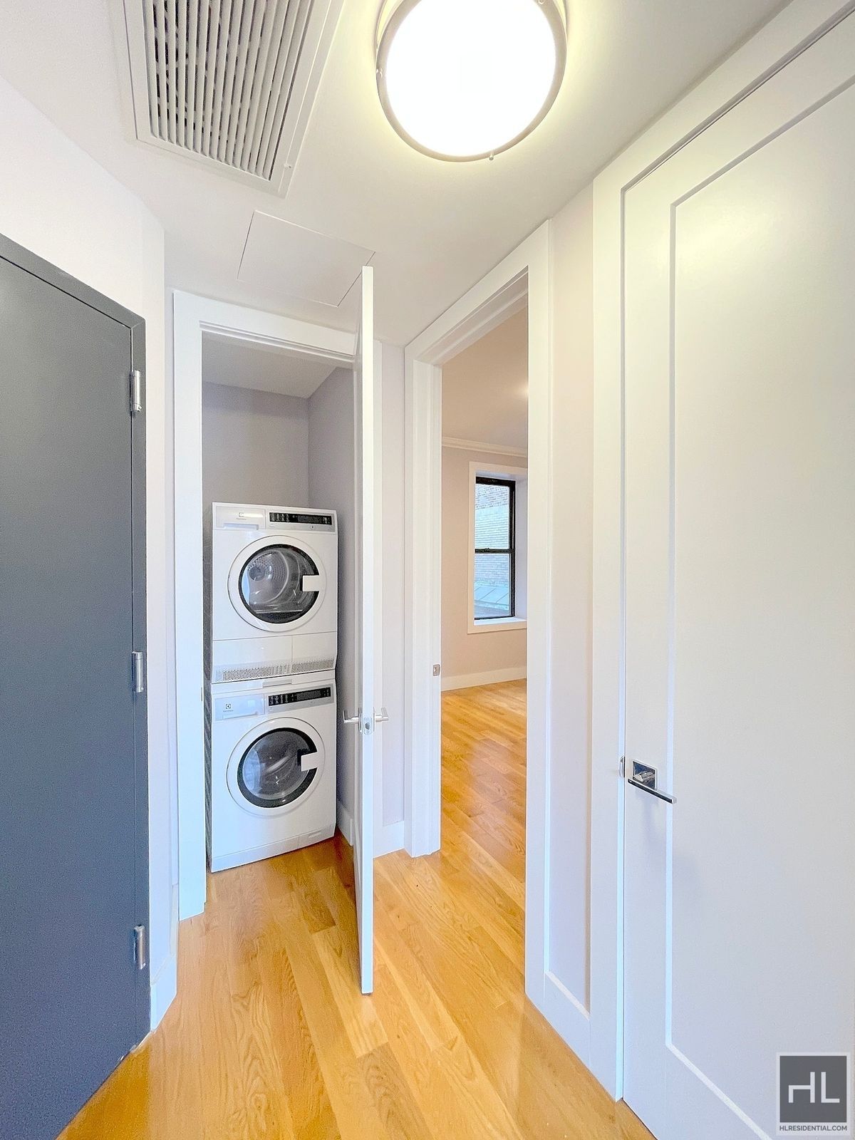 Building Photo - No fee 2 bed 2 bath with washer and dryer  - The Willard