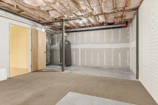 Building Photo - 677 Dennett St