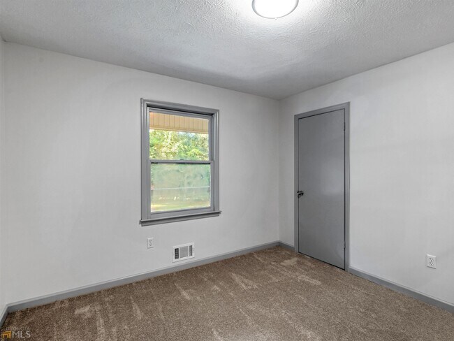 Building Photo - 1999 Hampton Locust Grove Rd