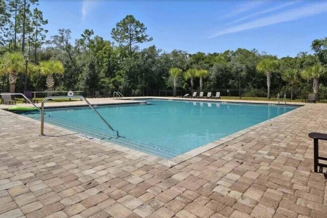 Building Photo - Beautiful 3/2/2 in Sawmill creek community! Lawn care included, water view, community pool...