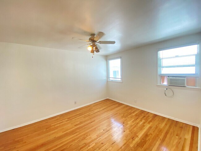 Building Photo - 1 Bed + 1 Bath Second Floor Unit!