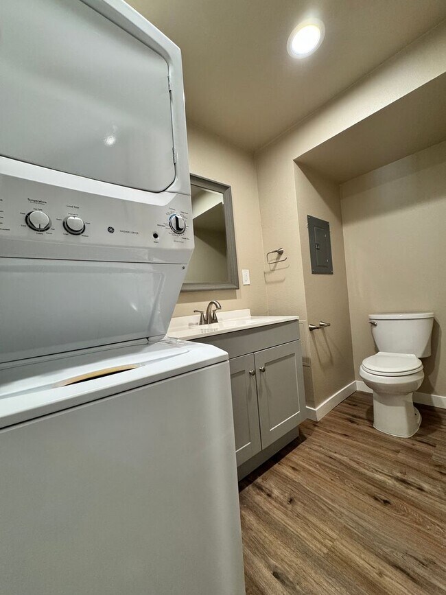 Building Photo - Available Now! 3 Bed/1.5 Bath Close to Downtown Lodi