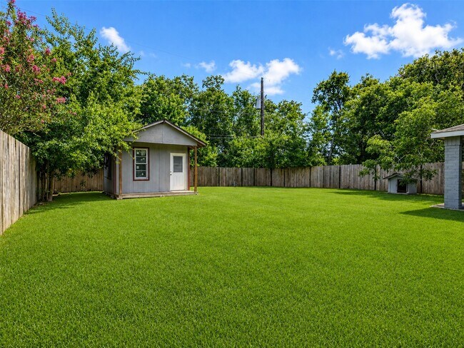 Building Photo - 4930 Holloway Dr