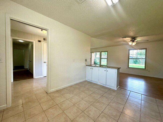 Building Photo - 3Bed/2Bath Available now!