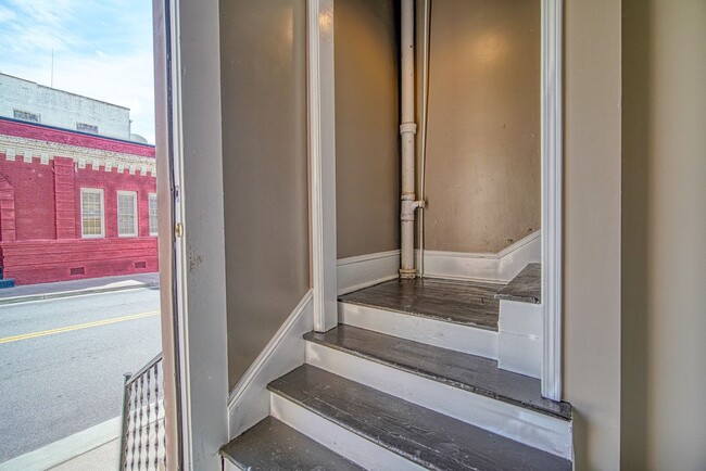 Building Photo - Quaint 2 Bedroom/1 Bath Flat Downtown Inman