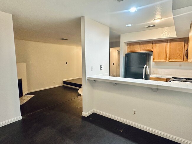 Building Photo - A SPACIOUS 1 BEDROOM 1 BATH APARTMENT IN A...