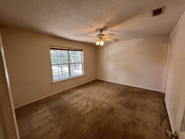 Building Photo - Apartment For Rent