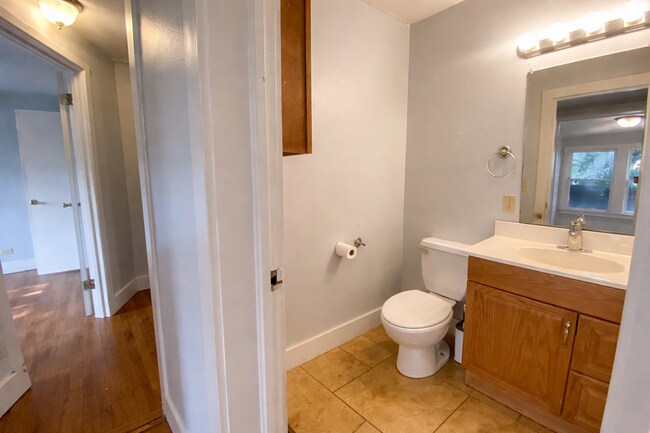 Building Photo - 832 S Bois D Arc Ave