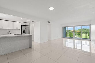 Building Photo - 9170 Fontainebleau Blvd