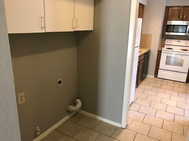 Building Photo - 118 Maple St