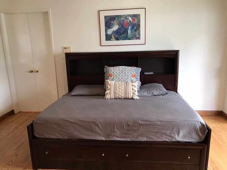 Livingroom - 6000 Bixby Village Dr