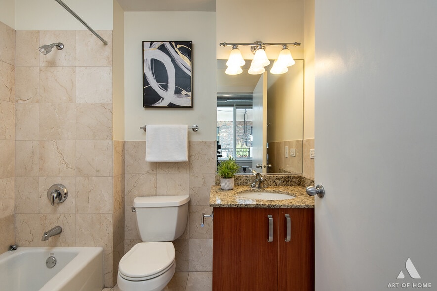 Second Full Bathroom - 4751 N Artesian Ave #409
