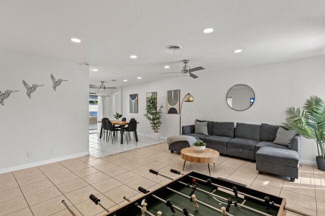 Building Photo - 1761 NE 55th St