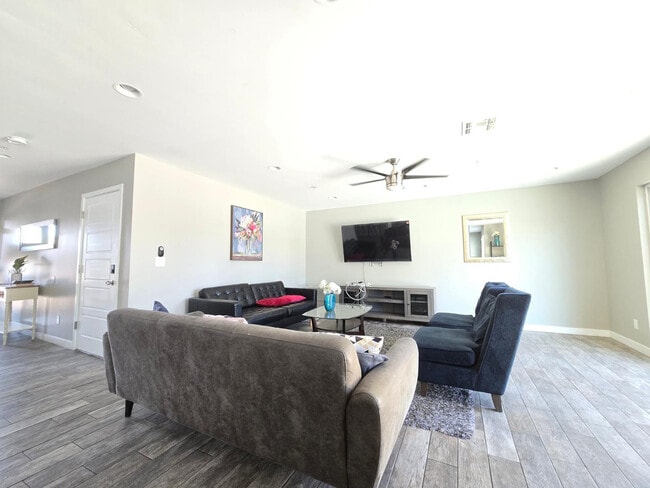 Building Photo - 7635 E Verde Ln