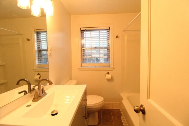 Building Photo - April FREE On This 2 Bedroom 2 Bath Duplex In The Waldo Area