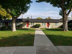 Building Photo - 1 Bed 1 Bath Main Level (no neighbors above or below) Apartment within Walking Distance to Whole ...
