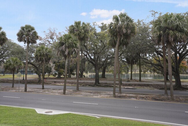 Building Photo - Charming 1 bedroom 1 Bathroom across from Daffin Park
