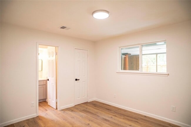 Building Photo - 9214 Woodland Oaks Dr