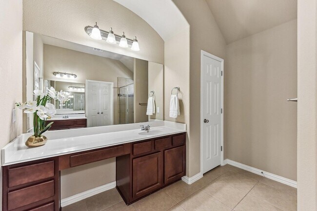 Building Photo - 640 Loma Cedro Bend