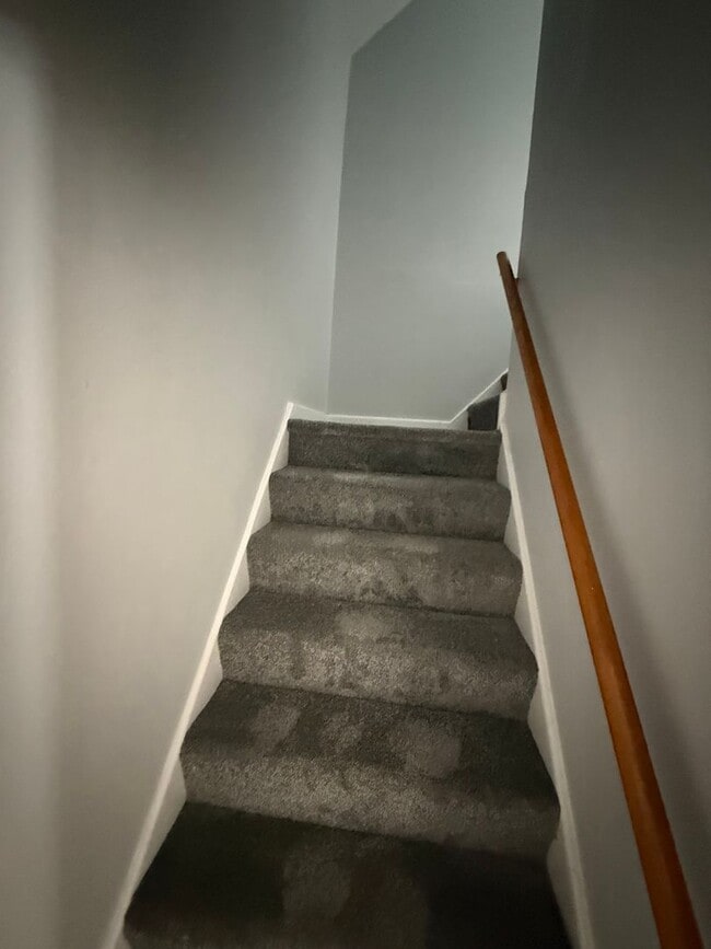 Building Photo - 4 Bedroom / 1 Bathroom House