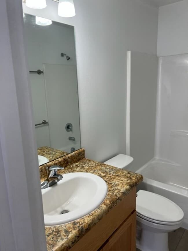 Building Photo - 3 BEDROOMS SINGLE LEVEL HOME