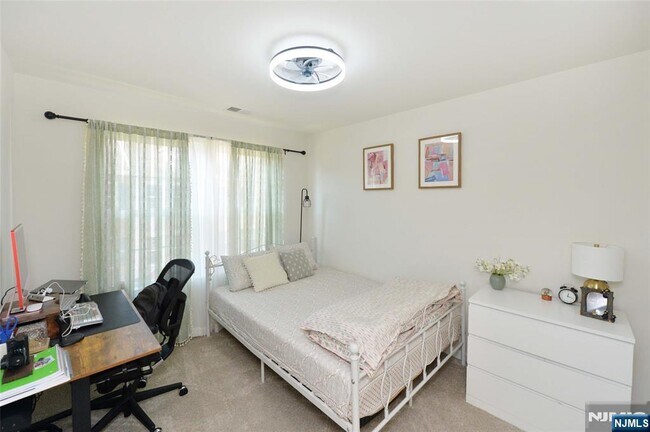 Building Photo - 60 Litchfield Ln