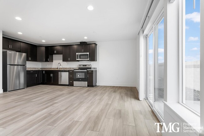 Building Photo - $500 your 1st months rent with a 12 month ...