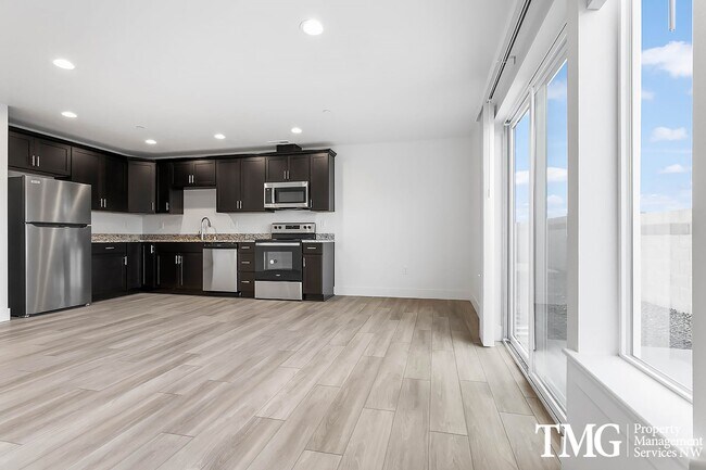 Building Photo - Modern townhome available June 1st!
