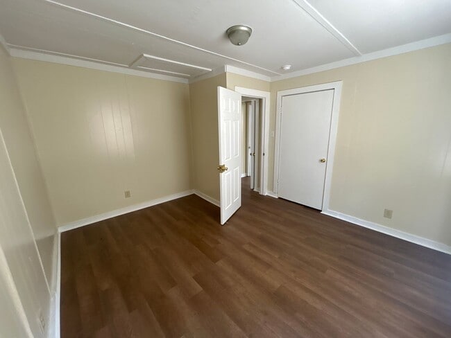 Building Photo - 3 Bedroom home central air and heat