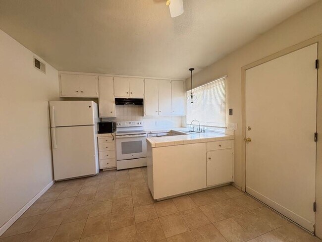 Building Photo - Cute 2 Bedroom Condo