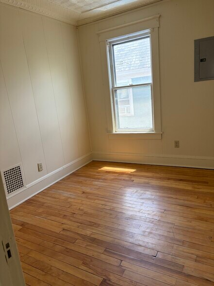 Building Photo - 31 Isham St
