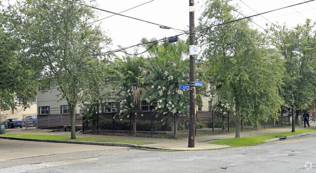 Primary Photo - 1711 St Andrew St