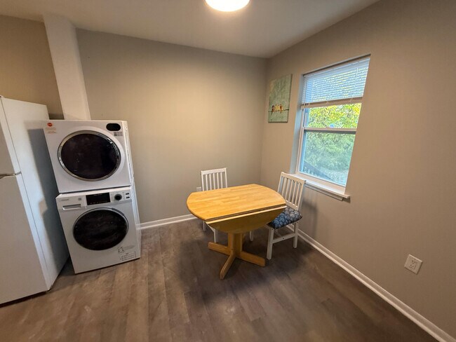 Building Photo - 213 N Ann St