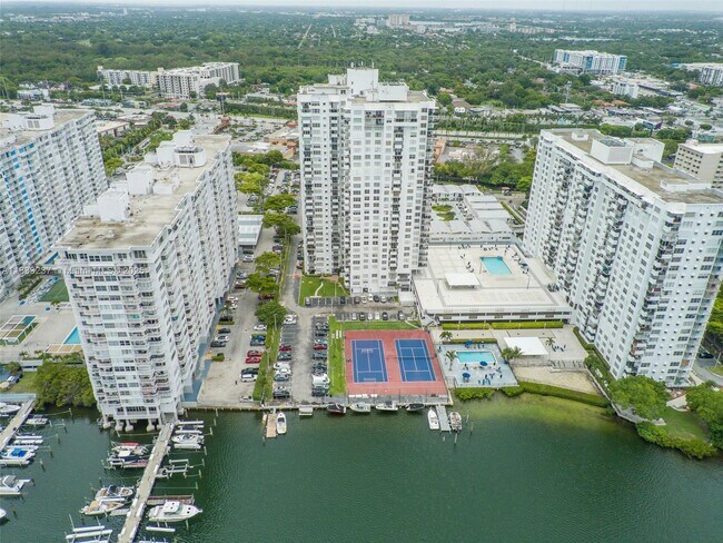 Building Photo - 18081 Biscayne Blvd