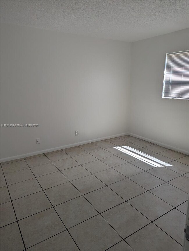 Building Photo - 31 SE 2nd Ave