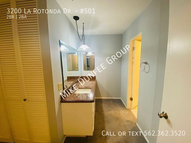 Building Photo - 3200 La Rotonda Dr