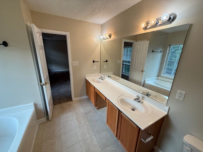 Building Photo - Cute Home in Great North Charlotte Community