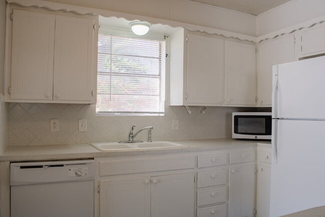Building Photo - Cute, Clean and Central 3 bedroom 2 bathroom
