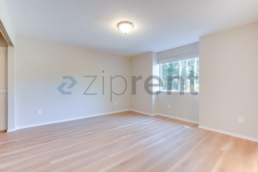 Building Photo - Unit n/a