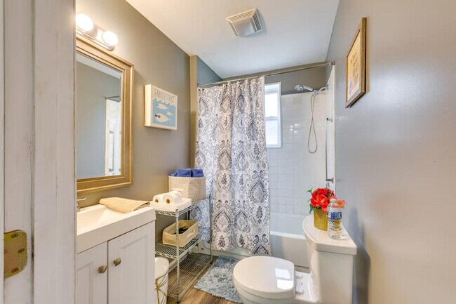 Building Photo - 504 Center St