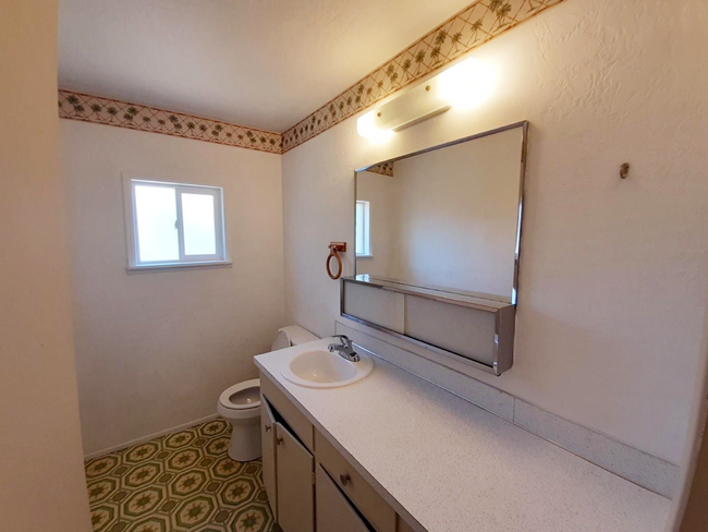 Building Photo - Spacious 5 bedroom/1.5 bath home in Spring...