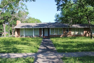 Building Photo - 3 Bedrom 2 bath with a 1 car garage