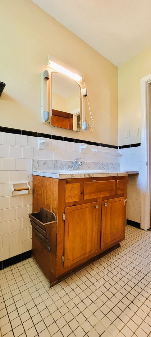 Building Photo - Brick ranch in Southside with large privat...