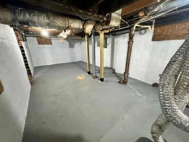 Building Photo - 4 Bedroom House